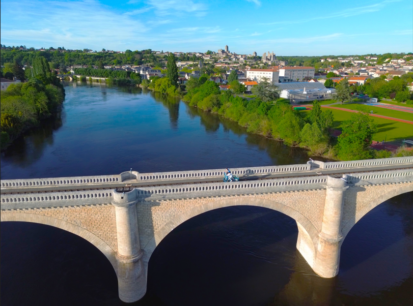 Un viaduc majestueux traversant la rivière de la Vienne, parcouru par un vélorail en pleine nature