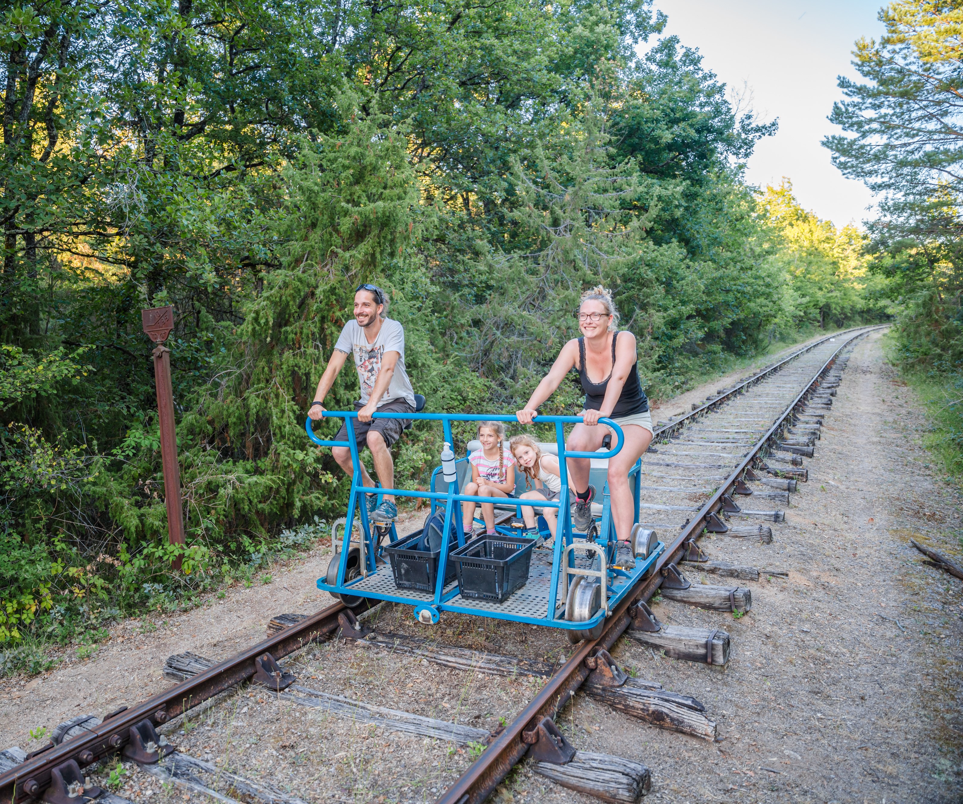 Un vélorail en mouvement offrant une vue panoramique sur la ville pittoresque de Chauvigny, avec ses paysages naturels et son patrimoine historique