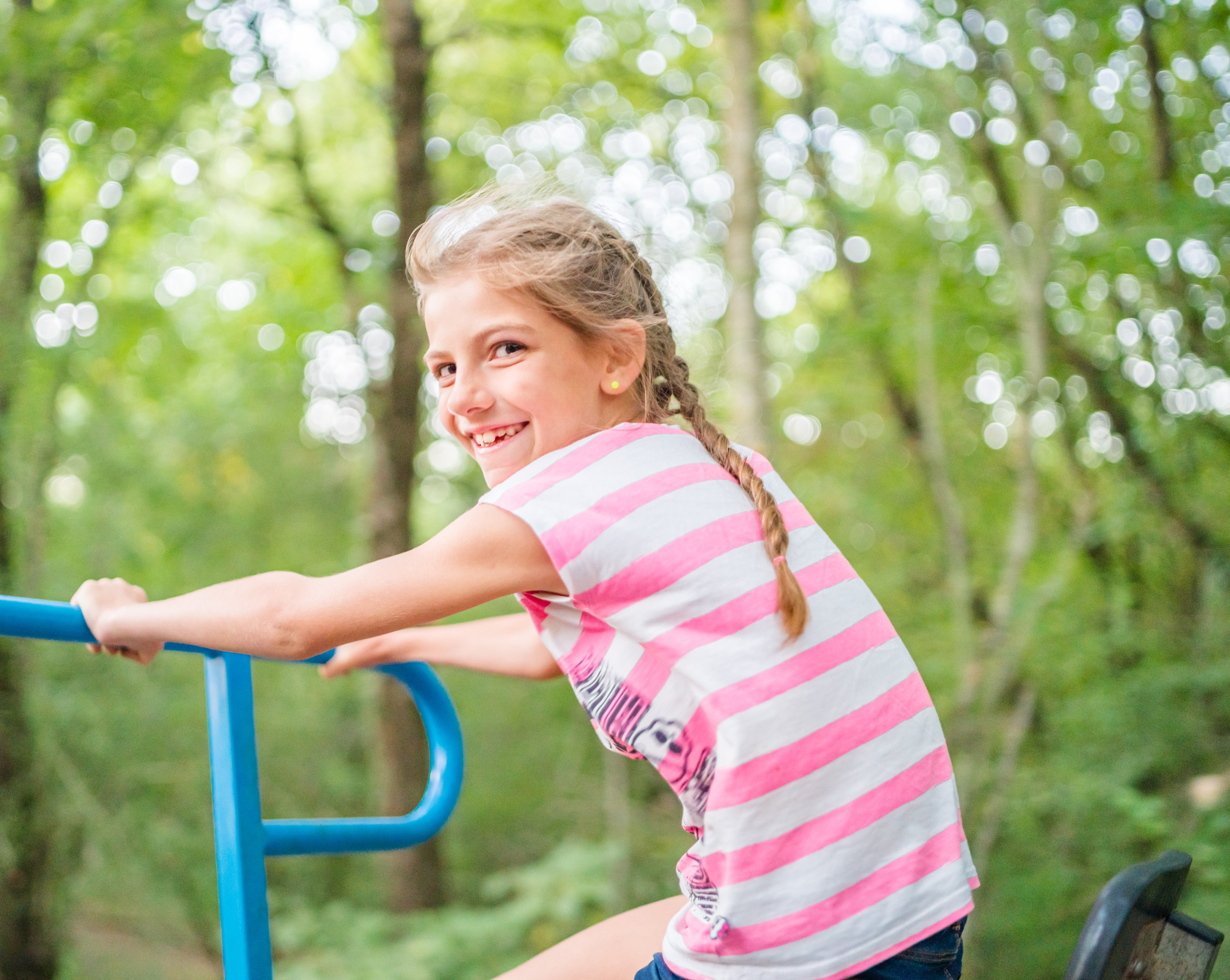 Une famille joyeuse en vélorail traversant une forêt verdoyante, idéale pour une sortie nature en famille dans la Vienne